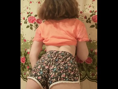 ❤️ Giovane pupa sexy fa uno striptease riprendendo i suoi pantaloncini alla telecamera Sessoal it.naughtyhentai.ru ❌️