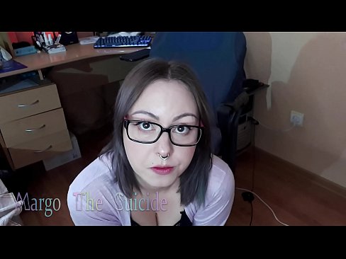 ❤️ Ragazza sexy con gli occhiali succhia il dildo profondamente sulla macchina fotografica Sessoal it.naughtyhentai.ru ❌️