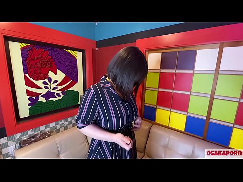 ❤️ Puttana giapponese con grandi tette si masturba con sex toys e ha un orgasmo. Parla in un'intervista della sua esperienza di scopata. Tette enormi e figa pelosa che geme forte. Osakaporn Sessoal it.naughtyhentai.ru ❌️